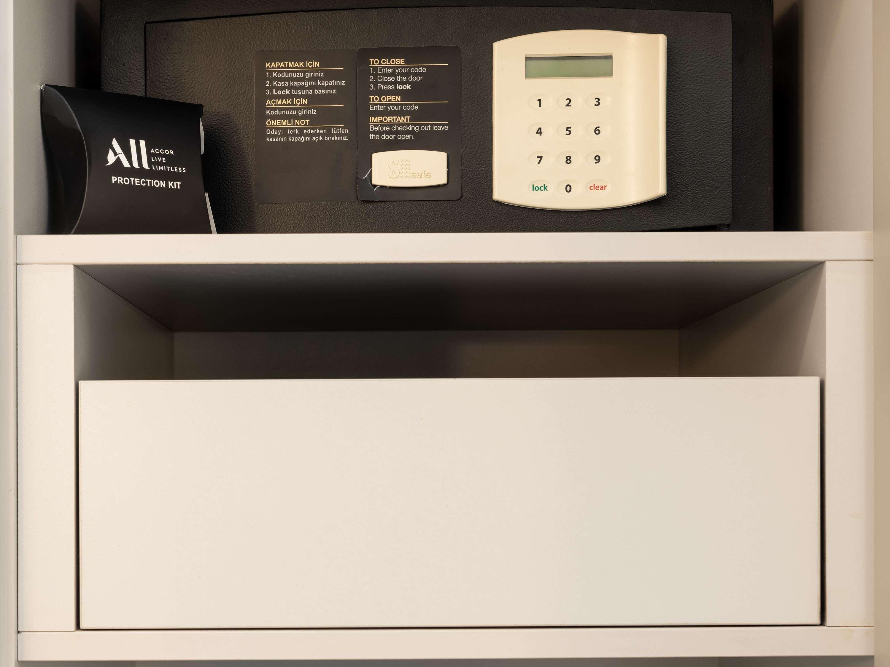 The Artisan Hotel Istanbul - Mgallery Collection Isztambul Kültér fotó A safe in a hotel room