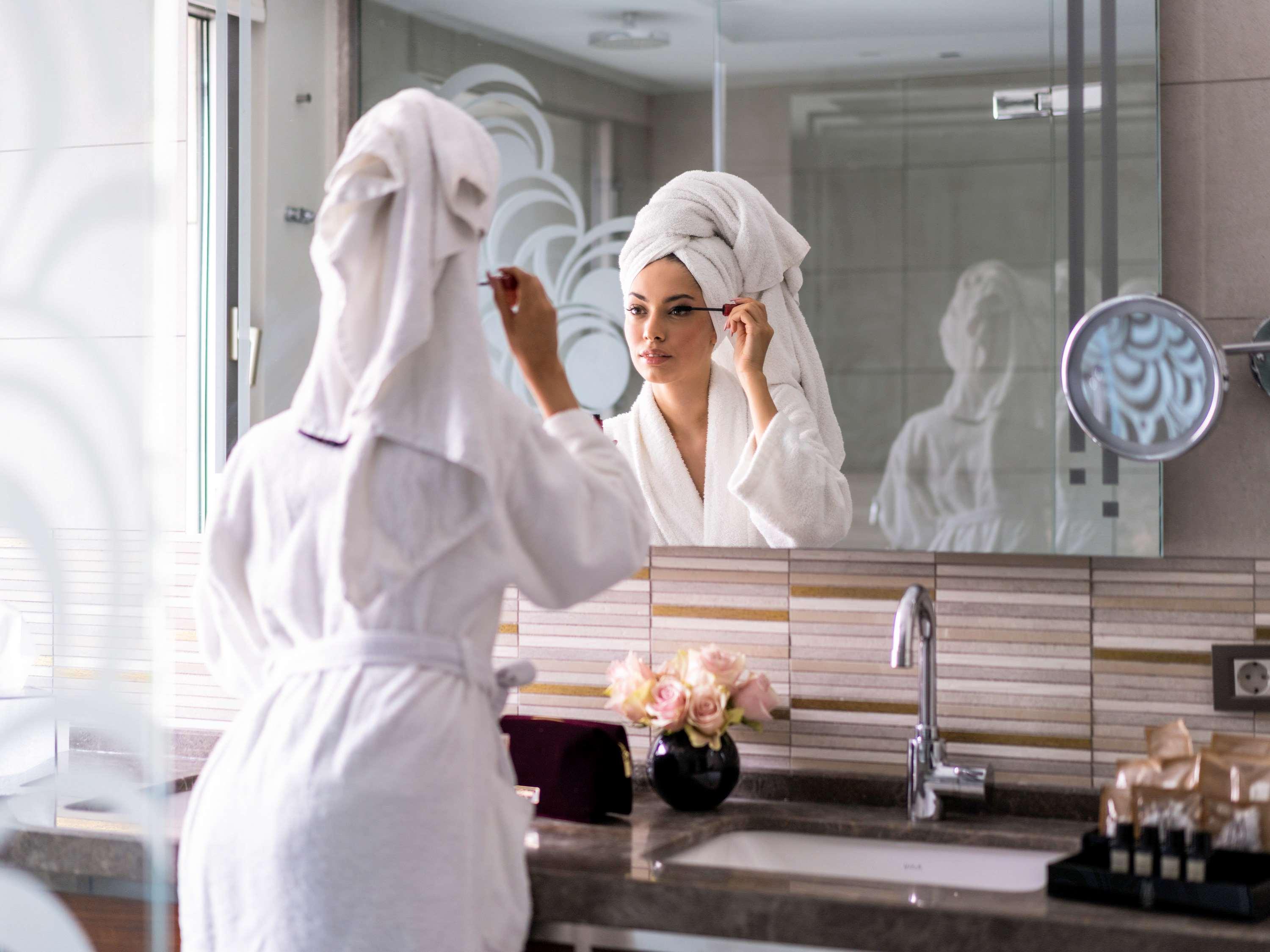 The Artisan Hotel Istanbul - Mgallery Collection Isztambul Kültér fotó A woman applying makeup