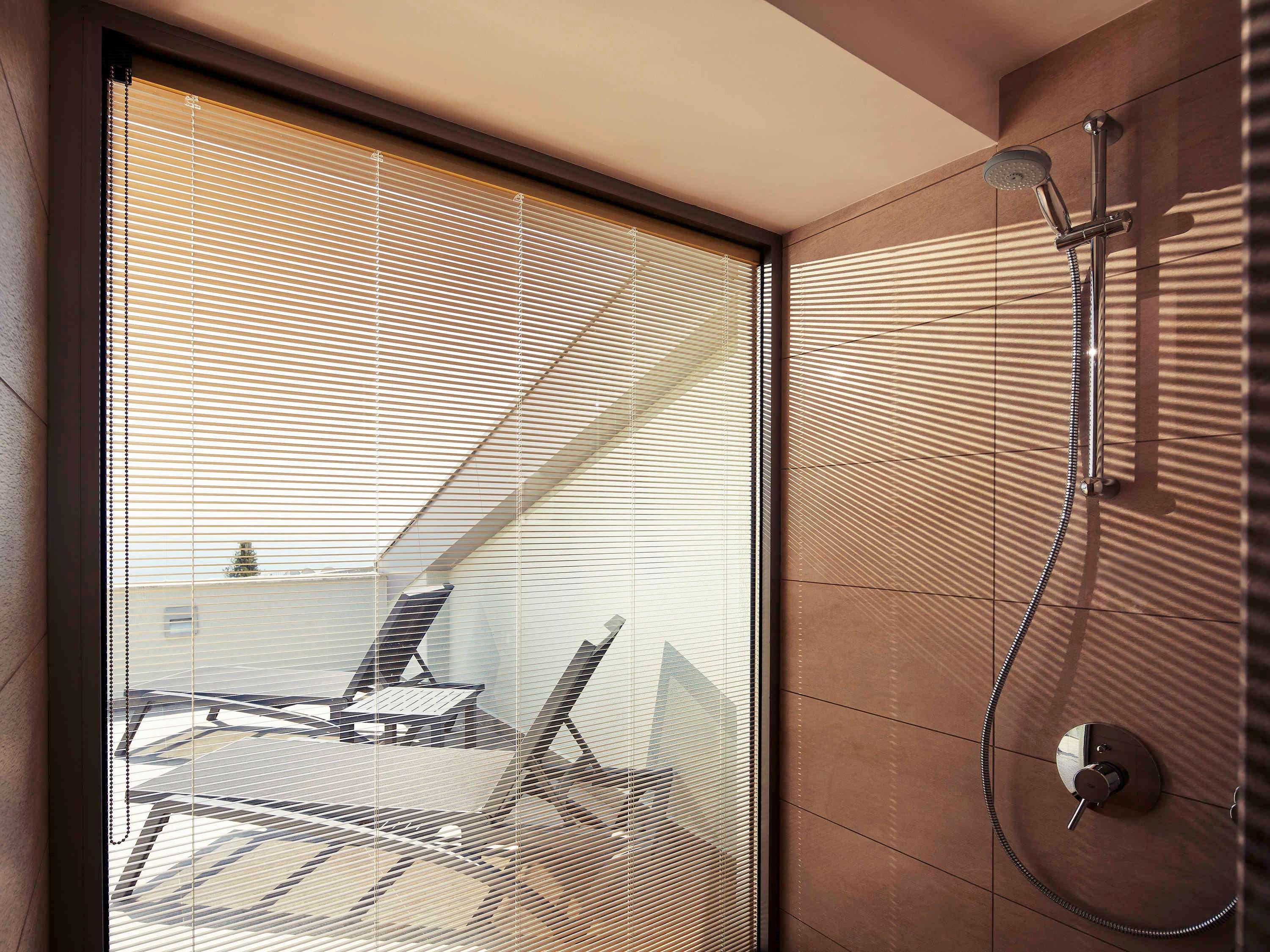 The Artisan Hotel Istanbul - Mgallery Collection Isztambul Kültér fotó A shower with a fixed shower head and handheld shower head